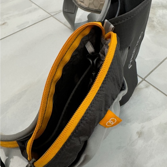 Unisex Cooling Running Belt with Padded Comfort, Water Bottle Holder + Storage - Picture 7 of 7